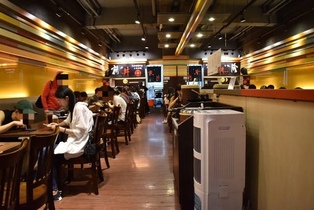 中山美食。新丼長安本店。浮誇系的拉絲起司加上韓式泡菜日式丼飯，擁有美韓風味的不違和。爆蔥牛丼，豐富飽滿的香蔥爆口，讓人忍不住的蔥動