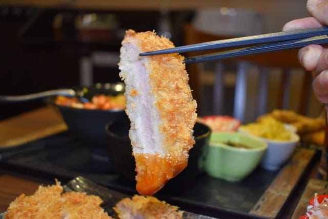 中山美食。新丼長安本店。浮誇系的拉絲起司加上韓式泡菜日式丼飯，擁有美韓風味的不違和。爆蔥牛丼，豐富飽滿的香蔥爆口，讓人忍不住的蔥動