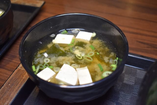 中山美食。新丼長安本店。浮誇系的拉絲起司加上韓式泡菜日式丼飯，擁有美韓風味的不違和。爆蔥牛丼，豐富飽滿的香蔥爆口，讓人忍不住的蔥動