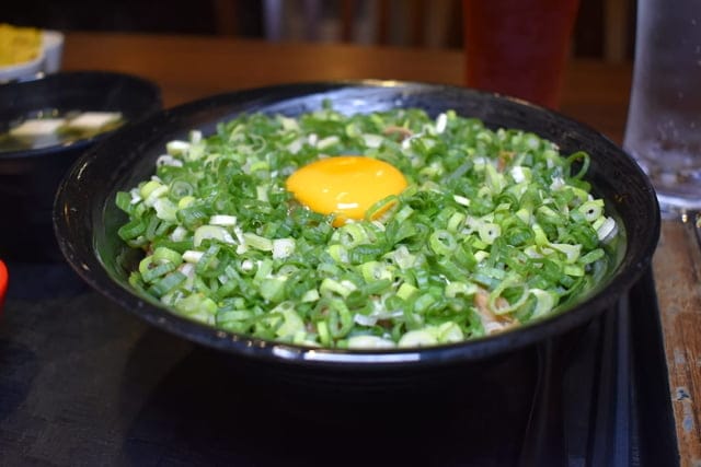 中山美食。新丼長安本店。浮誇系的拉絲起司加上韓式泡菜日式丼飯，擁有美韓風味的不違和。爆蔥牛丼，豐富飽滿的香蔥爆口，讓人忍不住的蔥動