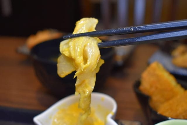 中山美食。新丼長安本店。浮誇系的拉絲起司加上韓式泡菜日式丼飯，擁有美韓風味的不違和。爆蔥牛丼，豐富飽滿的香蔥爆口，讓人忍不住的蔥動