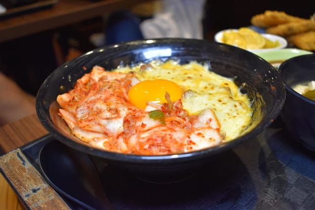中山美食。新丼長安本店。浮誇系的拉絲起司加上韓式泡菜日式丼飯，擁有美韓風味的不違和。爆蔥牛丼，豐富飽滿的香蔥爆口，讓人忍不住的蔥動