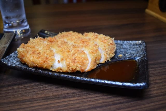 中山美食。新丼長安本店。浮誇系的拉絲起司加上韓式泡菜日式丼飯，擁有美韓風味的不違和。爆蔥牛丼，豐富飽滿的香蔥爆口，讓人忍不住的蔥動