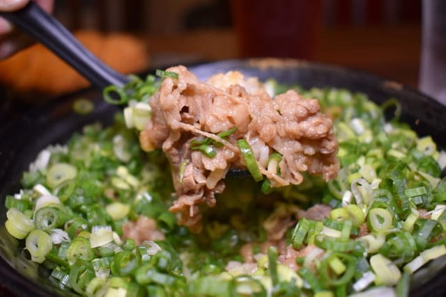 中山美食。新丼長安本店。浮誇系的拉絲起司加上韓式泡菜日式丼飯，擁有美韓風味的不違和。爆蔥牛丼，豐富飽滿的香蔥爆口，讓人忍不住的蔥動