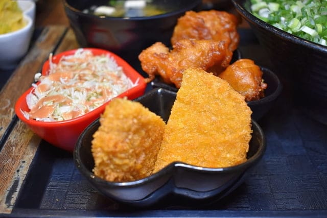 中山美食。新丼長安本店。浮誇系的拉絲起司加上韓式泡菜日式丼飯，擁有美韓風味的不違和。爆蔥牛丼，豐富飽滿的香蔥爆口，讓人忍不住的蔥動