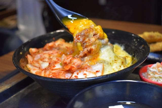 中山美食。新丼長安本店。浮誇系的拉絲起司加上韓式泡菜日式丼飯，擁有美韓風味的不違和。爆蔥牛丼，豐富飽滿的香蔥爆口，讓人忍不住的蔥動