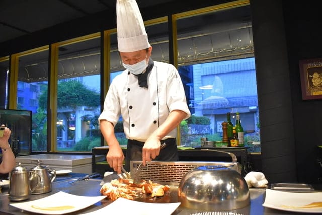 台北小巨蛋超值商業特餐推薦（振興卷加碼活動）。#饗瘦鐵板燒。加拿大龍蝦套餐，只要NT$888，打卡再贈炒飯。振興卷美食