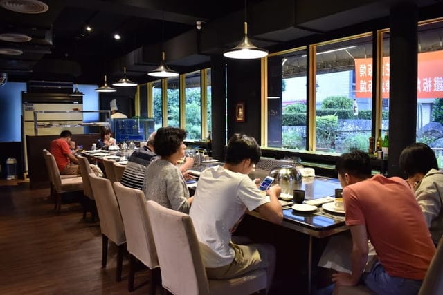 台北小巨蛋超值商業特餐推薦（振興卷加碼活動）。#饗瘦鐵板燒。加拿大龍蝦套餐，只要NT$888，打卡再贈炒飯。振興卷美食