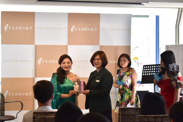 華品影視傳媒進軍台灣新媒體暨台灣百大品牌的故事節目新聞發佈會。傳承與紀錄台灣各個角落的企業創辦人對於「夢想」的堅持與做「品牌」努力，拍攝「台灣百大品牌的故事」影集，透過電子媒體傳遞到兩岸四地發揚光大