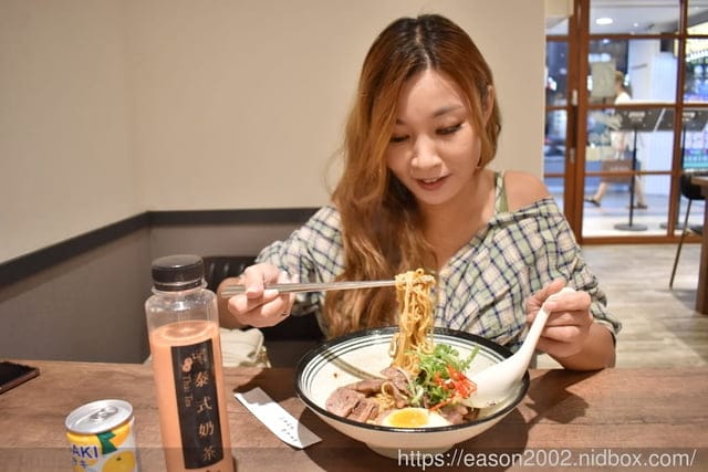 振興卷美食。二鬼麵鋪府中店。麻辣系列，每日精心慢煮細熬而成，辣的讓你不要不要。板橋捷運府中站沿線必吃美食推薦