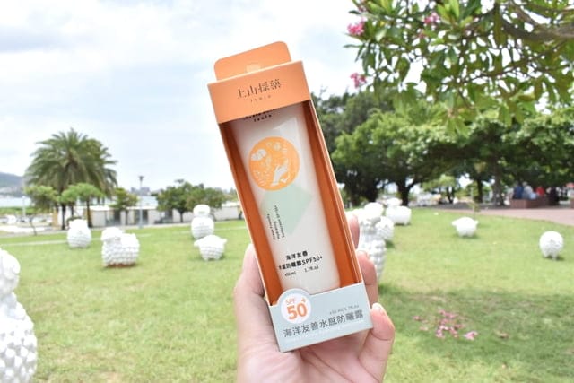 #上山採藥-海洋友善水感防曬露。海洋友善配方，不污染水質，破壞環境生態。質地水潤清爽，好吸收。使用後，不殘留黏膩感