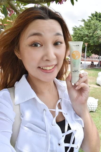 #上山採藥-海洋友善水感防曬露。海洋友善配方，不污染水質，破壞環境生態。質地水潤清爽，好吸收。使用後，不殘留黏膩感