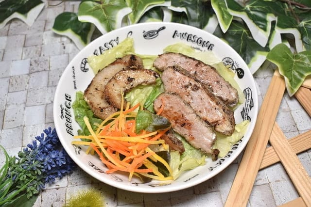 #文末抽獎。宅配美食。我媽媽鹹豬肉。五花豬/松阪豬/梅花豬。手作醃製香氣十足的鹹豬肉。夏天沒胃口，小火慢烤，搭配生菜沙拉，增添清爽飽足感