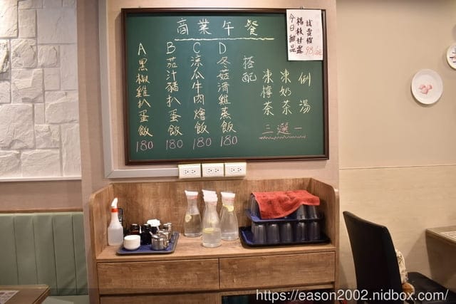 台北港式茶餐廳推薦。#港飲港食茶餐廳。必吃港式茶點（#蜂巢荔蓉芋蓉角 #楊枝甘露）。特色港式茶餐廳推薦
