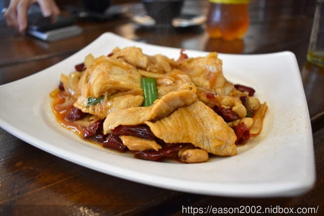 宜蘭五結美食推薦。#百匯窯烤雞海鮮快炒餐廳。榮獲宜蘭十大美食獎的窯烤雞。原汁原味的窯烤雞汁，香氣直逼撲鼻。價位親民的宜蘭美食推薦