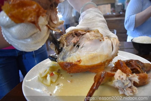 宜蘭五結美食推薦。#百匯窯烤雞海鮮快炒餐廳。榮獲宜蘭十大美食獎的窯烤雞。原汁原味的窯烤雞汁，香氣直逼撲鼻。價位親民的宜蘭美食推薦