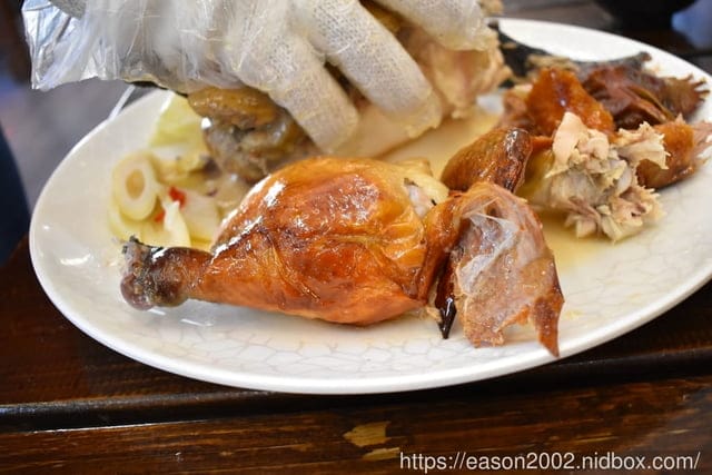 宜蘭五結美食推薦。#百匯窯烤雞海鮮快炒餐廳。榮獲宜蘭十大美食獎的窯烤雞。原汁原味的窯烤雞汁，香氣直逼撲鼻。價位親民的宜蘭美食推薦