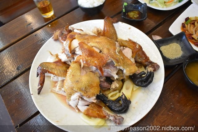 宜蘭五結美食推薦。#百匯窯烤雞海鮮快炒餐廳。榮獲宜蘭十大美食獎的窯烤雞。原汁原味的窯烤雞汁，香氣直逼撲鼻。價位親民的宜蘭美食推薦