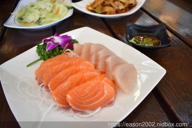 宜蘭五結美食推薦。#百匯窯烤雞海鮮快炒餐廳。榮獲宜蘭十大美食獎的窯烤雞。原汁原味的窯烤雞汁，香氣直逼撲鼻。價位親民的宜蘭美食推薦