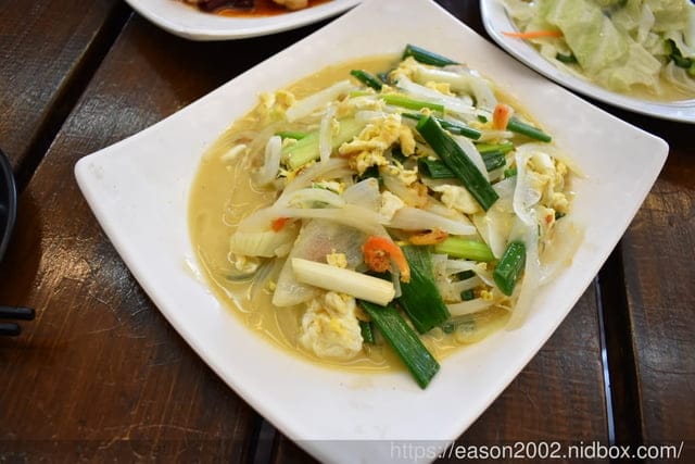 宜蘭五結美食推薦。#百匯窯烤雞海鮮快炒餐廳。榮獲宜蘭十大美食獎的窯烤雞。原汁原味的窯烤雞汁，香氣直逼撲鼻。價位親民的宜蘭美食推薦