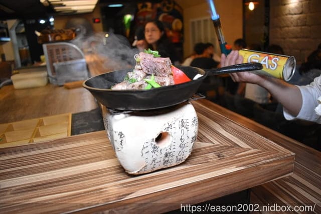 基隆居酒屋推薦。#手塩居食屋。創意日式串燒/日式料理。自釀精釀啤酒，特殊風味，喜愛來一杯的朋友，絕不能錯過。嚴選基隆漁港新鮮魚貨，保留食材原味，特殊創意料理手法