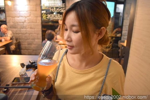 基隆居酒屋推薦。#手塩居食屋。創意日式串燒/日式料理。自釀精釀啤酒，特殊風味，喜愛來一杯的朋友，絕不能錯過。嚴選基隆漁港新鮮魚貨，保留食材原味，特殊創意料理手法
