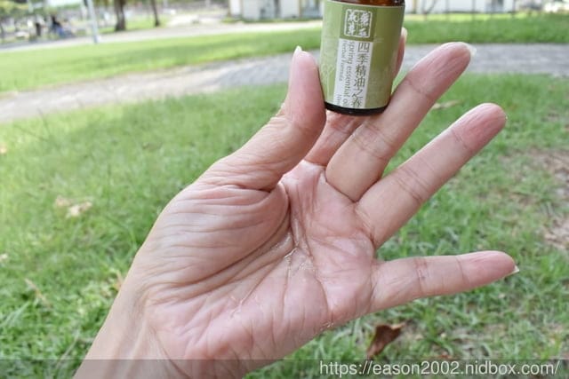 感受清涼的春之精油保養。花草藥石 四季精油之春。一瓶從頭到腳都能使用，舒緩放鬆的精油保養法則