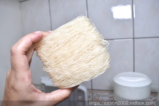 宅配美食。飛馬純米粉。含米量100%/不添加防腐劑/無漂白/無添加味精色素。只要短短2分鐘，輕鬆美味上桌