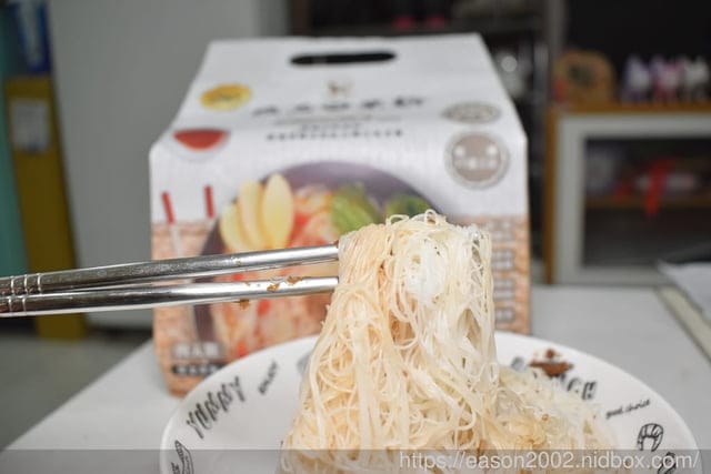 宅配美食。飛馬純米粉。含米量100%/不添加防腐劑/無漂白/無添加味精色素。只要短短2分鐘，輕鬆美味上桌