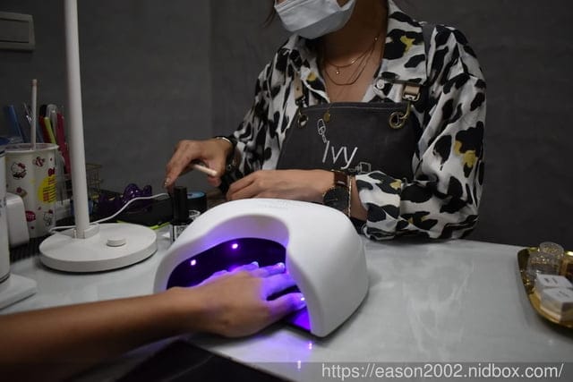 淡水美髮/淡水美甲推薦。DM hair salon 淡水染護專店/指尖空間。親民價格的染髮，使用專業髮品修護。美甲師細心呵護我的雙手與雙足，今年夏天，美翻啦！