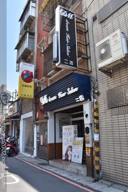 淡水美髮/淡水美甲推薦。DM hair salon 淡水染護專店/指尖空間。親民價格的染髮，使用專業髮品修護。美甲師細心呵護我的雙手與雙足，今年夏天，美翻啦！