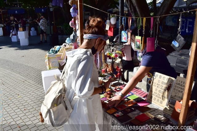 北投捷運站一號出口。#創生基地（摩登北投 霓虹市集）。北投浪漫打卡景點。逛市集也可以使用振興劵+電子支付喔！