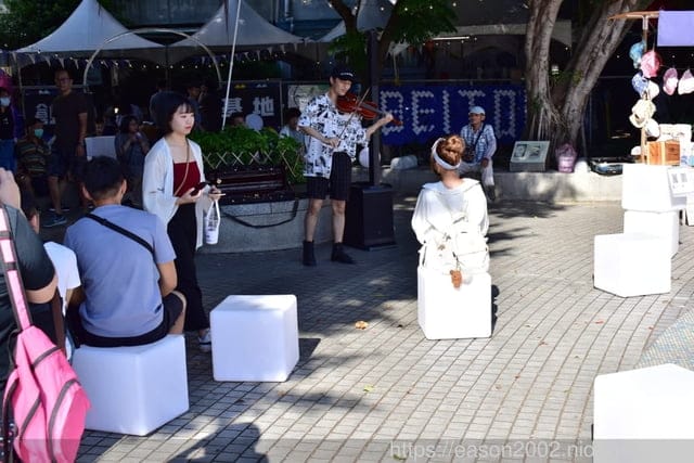 北投捷運站一號出口。#創生基地（摩登北投 霓虹市集）。北投浪漫打卡景點。逛市集也可以使用振興劵+電子支付喔！
