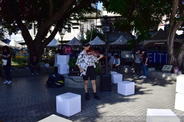北投捷運站一號出口。#創生基地（摩登北投 霓虹市集）。北投浪漫打卡景點。逛市集也可以使用振興劵+電子支付喔！