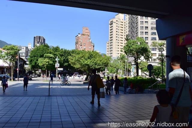 北投捷運站一號出口。#創生基地（摩登北投 霓虹市集）。北投浪漫打卡景點。逛市集也可以使用振興劵+電子支付喔！