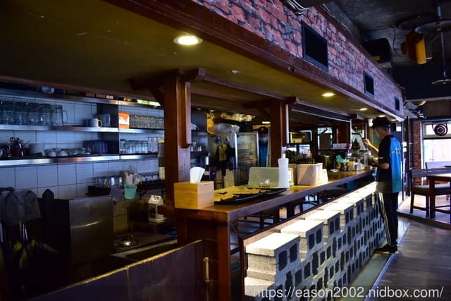 基隆廟口大嘴巴茶坊。火鍋餐廳、簡餐下午茶推薦。提供2.1A高速USB插座，超高速600M無線網路WIFI，好友聚餐、姐妹聚會的好選擇！