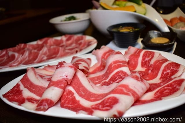 板橋新埔捷運站美食。超值雙人海陸套餐，只要NT$1280，板橋初鍋玉軒屋。NEW鍋物沾醬，新吃法。食材新鮮嚴選，真材實料，物超所值的雙人套餐推薦