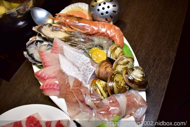 板橋新埔捷運站美食。超值雙人海陸套餐，只要NT$1280，板橋初鍋玉軒屋。NEW鍋物沾醬，新吃法。食材新鮮嚴選，真材實料，物超所值的雙人套餐推薦