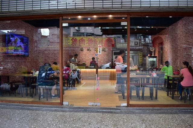 深坑美食。#陸地涼麵深坑老街店。Q彈的涼麵搭上清爽口感的醬汁，讓你口味不會過重，吃完一直想喝水。味增湯充滿香氣，料多味美。食在用心