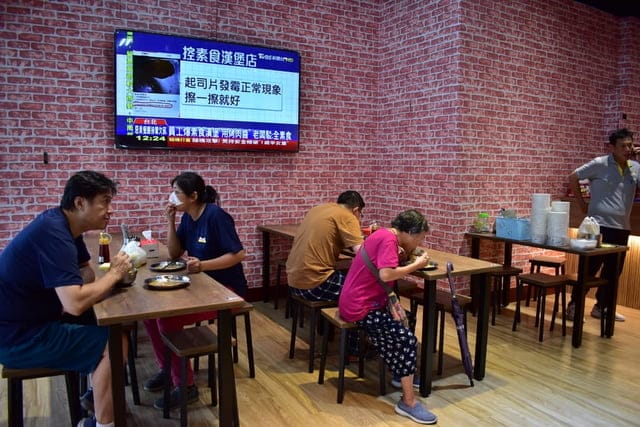 深坑美食。#陸地涼麵深坑老街店。Q彈的涼麵搭上清爽口感的醬汁，讓你口味不會過重，吃完一直想喝水。味增湯充滿香氣，料多味美。食在用心