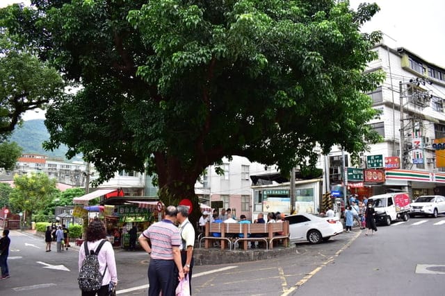 深坑美食。#陸地涼麵深坑老街店。Q彈的涼麵搭上清爽口感的醬汁，讓你口味不會過重，吃完一直想喝水。味增湯充滿香氣，料多味美。食在用心