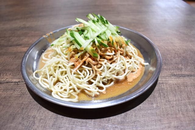 深坑美食。#陸地涼麵深坑老街店。Q彈的涼麵搭上清爽口感的醬汁，讓你口味不會過重，吃完一直想喝水。味增湯充滿香氣，料多味美。食在用心