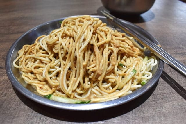 深坑美食。#陸地涼麵深坑老街店。Q彈的涼麵搭上清爽口感的醬汁，讓你口味不會過重，吃完一直想喝水。味增湯充滿香氣，料多味美。食在用心