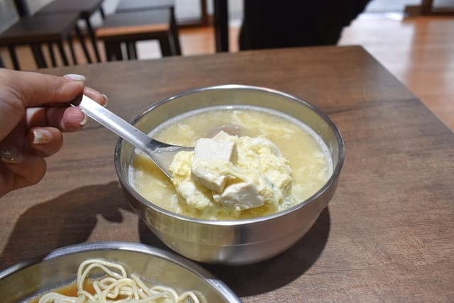 深坑美食。#陸地涼麵深坑老街店。Q彈的涼麵搭上清爽口感的醬汁，讓你口味不會過重，吃完一直想喝水。味增湯充滿香氣，料多味美。食在用心