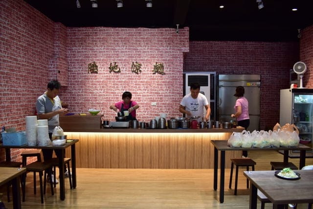 深坑美食。#陸地涼麵深坑老街店。Q彈的涼麵搭上清爽口感的醬汁，讓你口味不會過重，吃完一直想喝水。味增湯充滿香氣，料多味美。食在用心