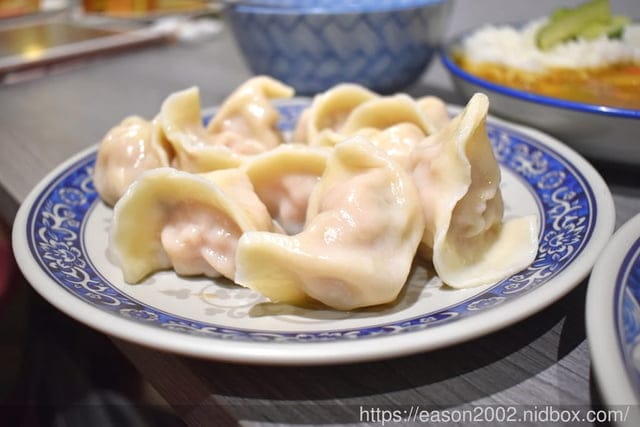 秝秝飽滿手工水餃新港店。多達12種不同風物水餃，可選擇。料多實在。剝皮辣椒豬肉餃/鄉村絲瓜干貝豬肉水餃/麻香九層塔豬肉水餃