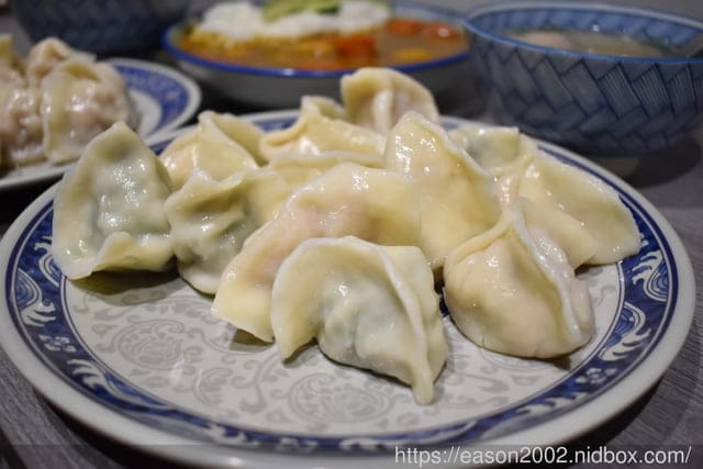 秝秝飽滿手工水餃新港店。多達12種不同風物水餃，可選擇。料多實在。剝皮辣椒豬肉餃/鄉村絲瓜干貝豬肉水餃/麻香九層塔豬肉水餃
