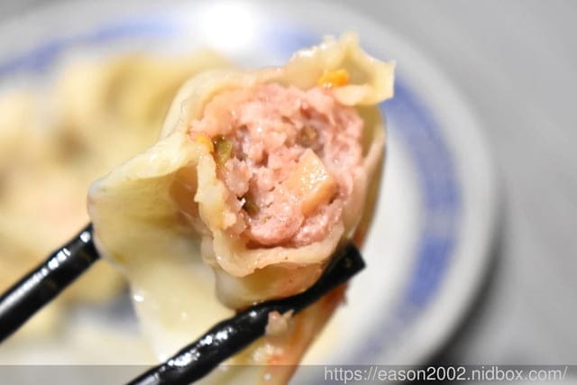 秝秝飽滿手工水餃新港店。多達12種不同風物水餃，可選擇。料多實在。剝皮辣椒豬肉餃/鄉村絲瓜干貝豬肉水餃/麻香九層塔豬肉水餃