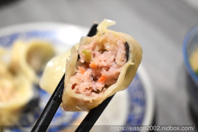 秝秝飽滿手工水餃新港店。多達12種不同風物水餃，可選擇。料多實在。剝皮辣椒豬肉餃/鄉村絲瓜干貝豬肉水餃/麻香九層塔豬肉水餃