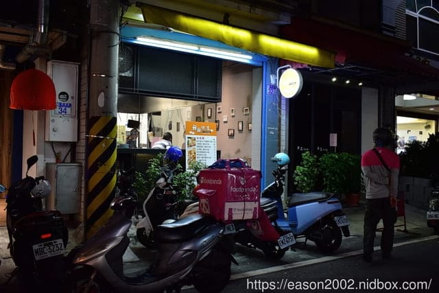 秝秝飽滿手工水餃新港店。多達12種不同風物水餃，可選擇。料多實在。剝皮辣椒豬肉餃/鄉村絲瓜干貝豬肉水餃/麻香九層塔豬肉水餃